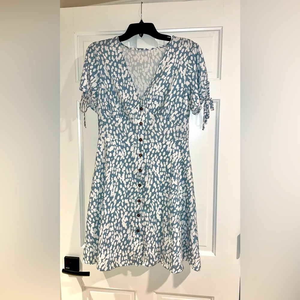 Women’s Printed V Neck Button Down Dress with Tie Sleeves, Green, Medium